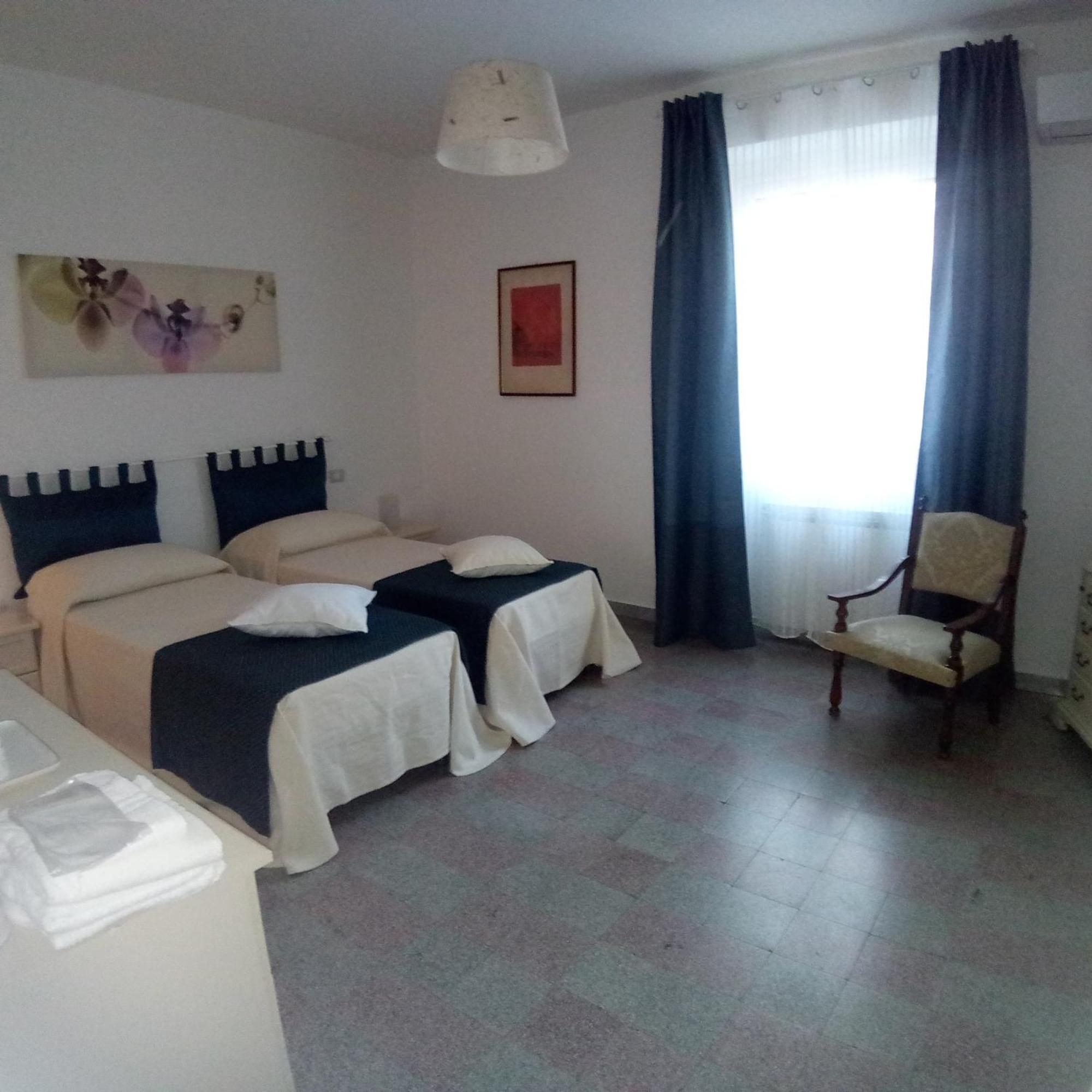 Corsomessina64 Bed & Breakfast โครโตเน ภายนอก รูปภาพ